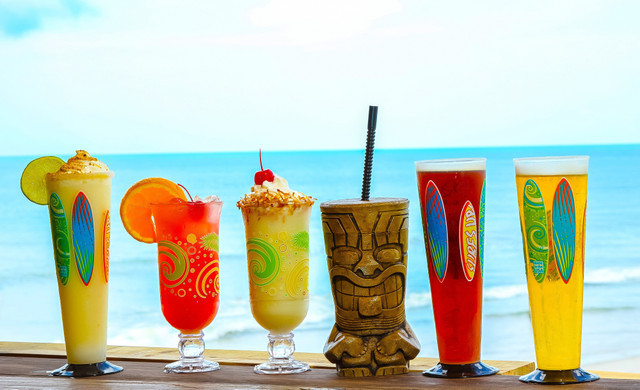 Perritos calientes de Sea Dogs Cocoa Beach en el muelle de Westgate Cocoa Beach, cerca de nuestro hotel Cocoa Beach | tragos en la playa