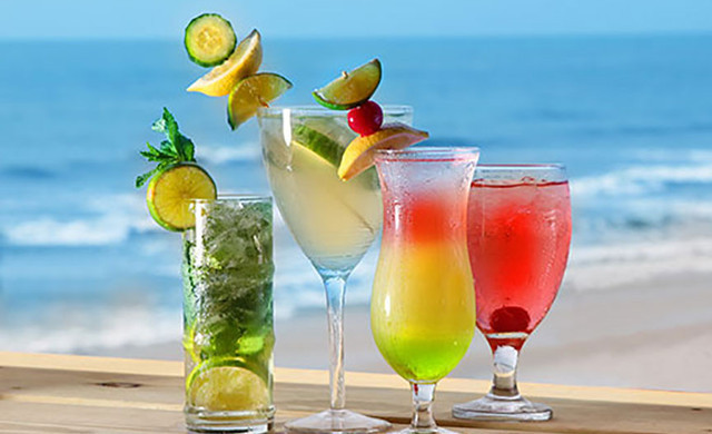 Aloha Tiki Bar en el muelle Westgate Cocoa Beach, cerca de nuestro hotel en Cocoa Beach | Bebidas en la playa