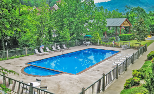 Las piscinas climatizadas al aire libre y las bañeras de hidromasaje le permiten relajarse mientras disfruta del esplendor del bosque en Gatlinburg, TN, después de un día ajetreado en el centro de la ciudad o de una caminata por el Parque Nacional Smoky Mountains.