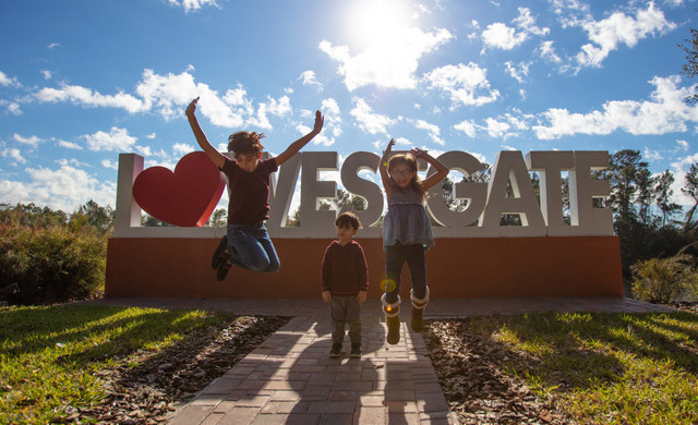 Niños saltando frente al cartel de I love Westgate | Complejo de ocio Westgate