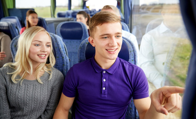 Albergue para estudiantes de las Montañas Humeantes | Estudiantes en autobús