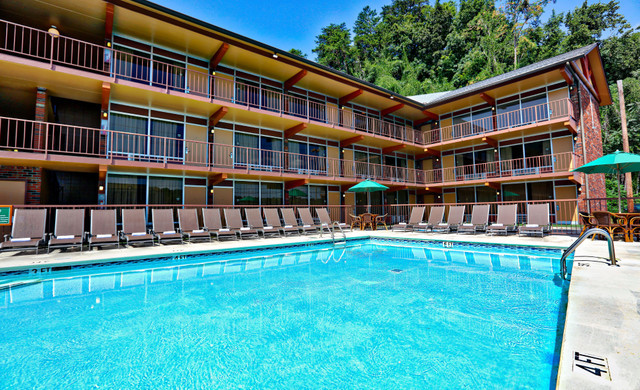 Piscina en uno de nuestros Pigeon Forge Resorts | Posada del oso salvaje | Westgate Resorts en las Montañas Humeantes