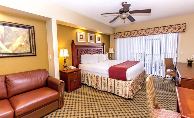 Habitación grande con cama King, sofá y escritorio | Alojamiento en Westgate Lakes