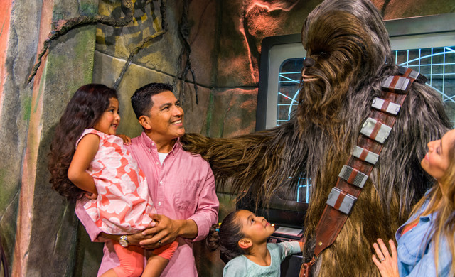 Descuentos para Semana Santa en Kissimmee - WOW Loyalty - Pareja paseando por el lago