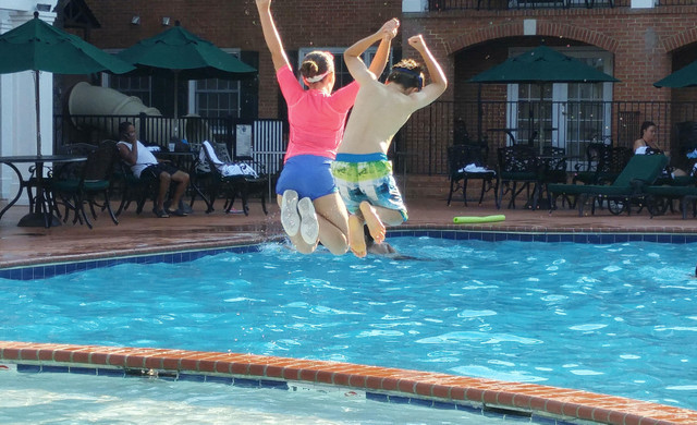 Williamsburg Hotel Deals & Specials - Kids Jumping in Pool