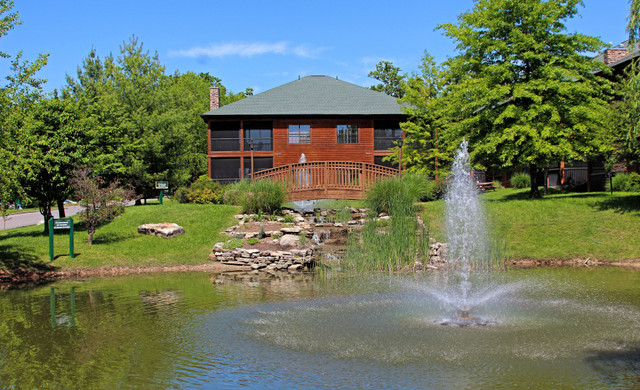 Descripción general del centro turístico Branson Woods | Cabaña Resort junto al lago con fuente