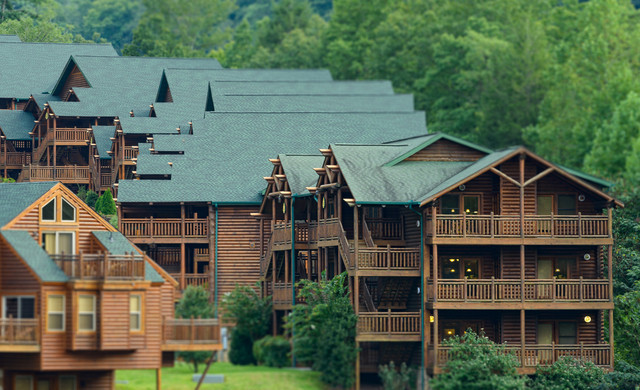 Hoteles en Gatlinburg Tennessee | Toma aérea del resort estilo cabaña