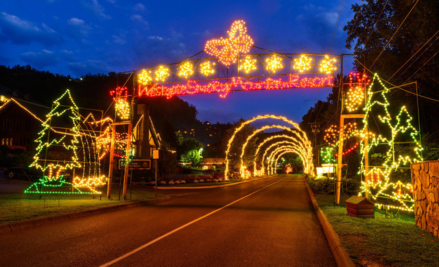 Carretera iluminada con luces navideñas | Festival de invierno de Gatlinburg