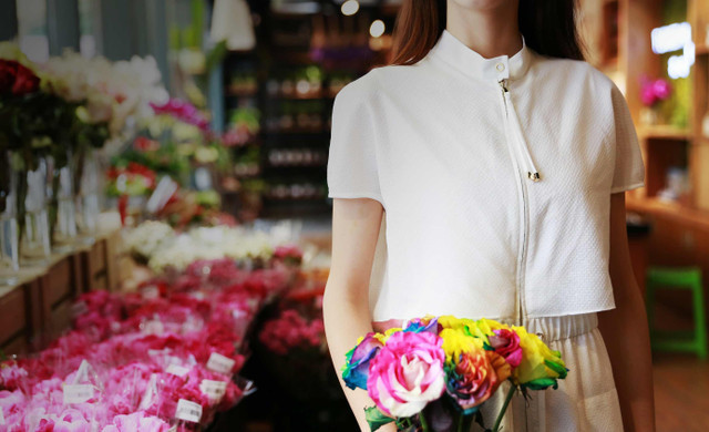 Festival de Comida y Flores de Dollywood | mujer sosteniendo flores