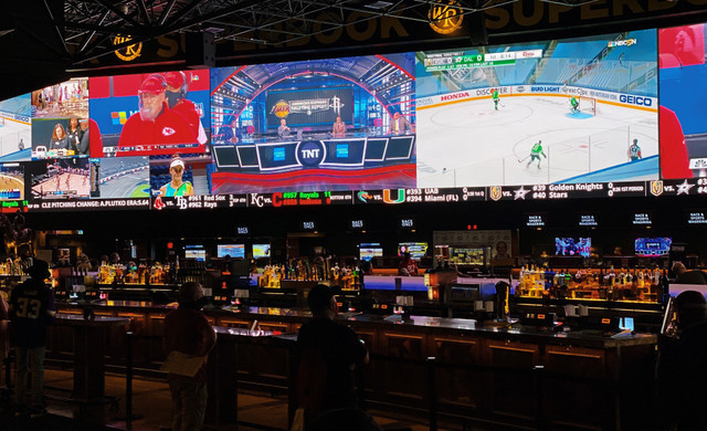 Comienza con deportes en Superbook | Bar con múltiples televisores