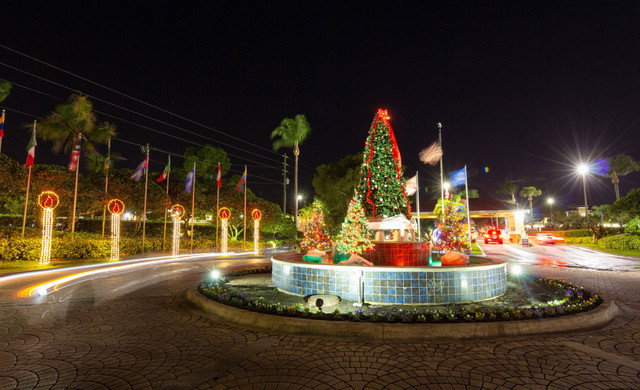Christmas tree at rsort entrance - Westgate Vacation Villas Resort