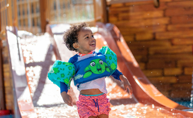 Niño jugando en un parque acuático en Orlando, Florida - Westgate Lakes Resort & Spa