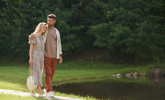 Hoteles en el río en Gatlinburg | Pareja paseando junto al agua