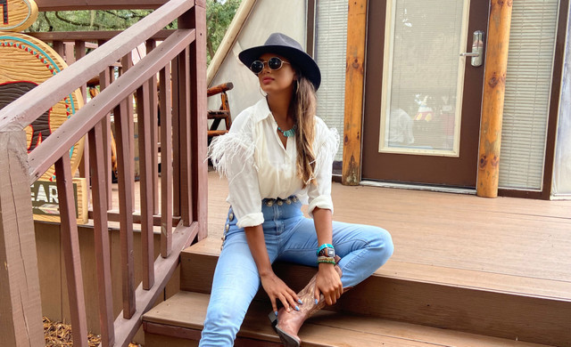 Paquetes de glamping para la serie de conciertos de cantantes y compositores de Nashville - Woman at Westgate River Ranch Resort & Rodeo Glamping