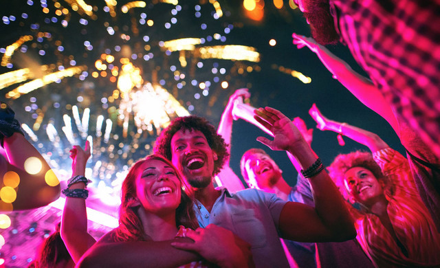 Una joven pareja de Park City en un festival con fuegos artificiales