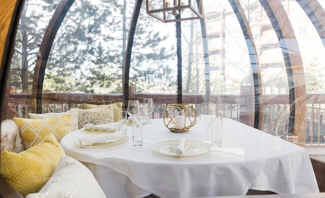 Juego de mesa para comer en una estructura de iglú de plástico | Experiencia gastronómica Edge 360