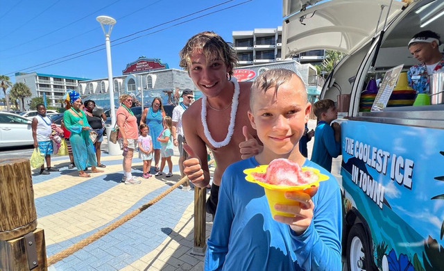 Niños comiendo raspado - Cocoa Beach Florida