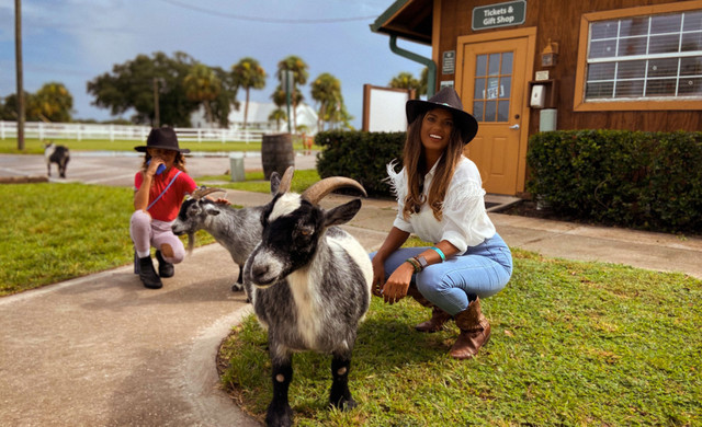 Excursiones en Westgate Orlando | Los mejores lugares para practicar yoga con cabras en Orlando | Mujer y niño con cabras.
