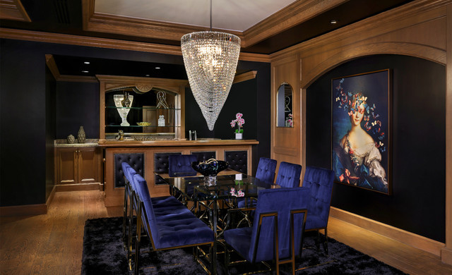 Elegante y privado | Hombre guiando al huésped a la habitación