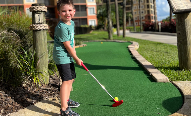 niño jugando mini golf - Westgate Lakes Resort & Spa cerca de Universal Studios