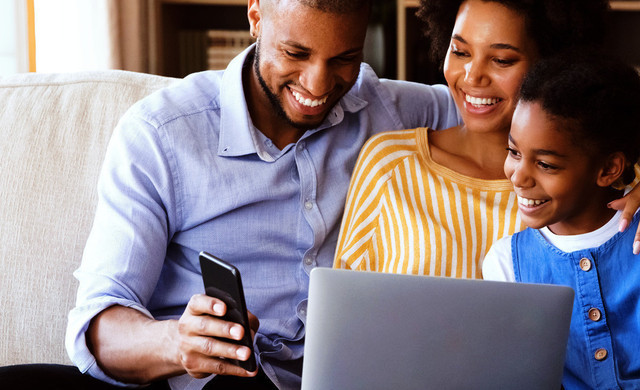 Ofertas especiales en Westgate Resort - Familia mirando una computadora portátil y un teléfono