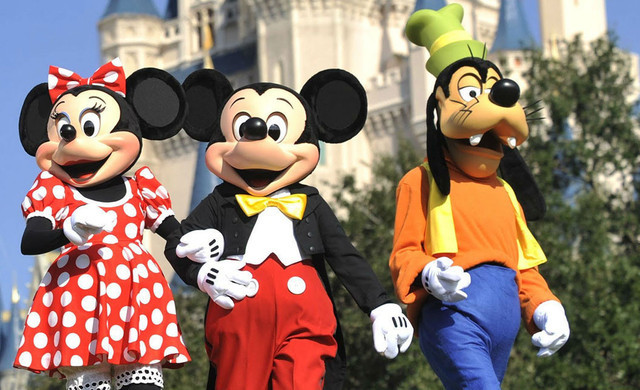 Descuentos para Semana Santa en Lake Buena Vista - WOW Loyalty - Pareja paseando por el lago