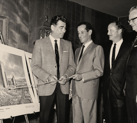 Personas admirando una imagen.