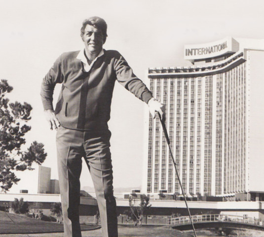 Dean Martin afuera en el campo de golf del resort