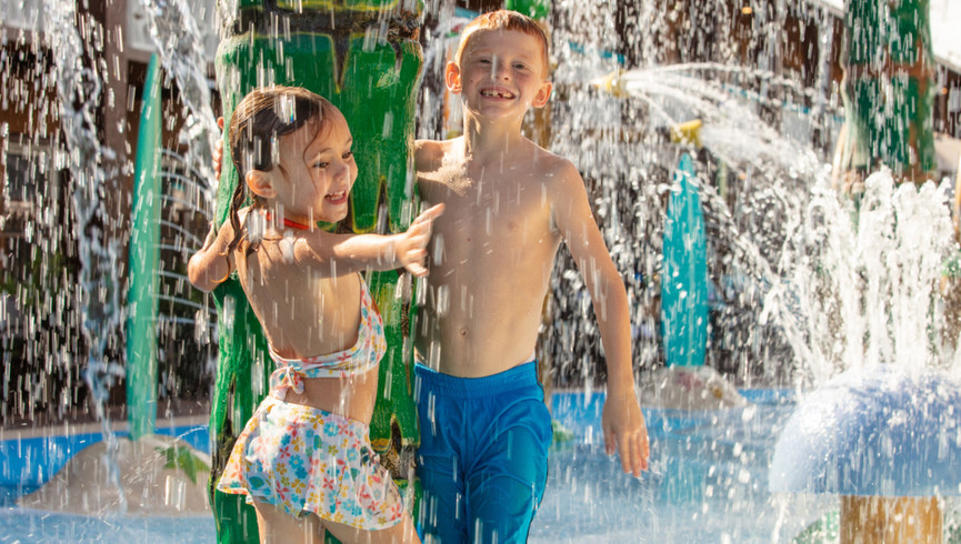 Niños disfrutando del parque acuático en Westgate Cocoa Beach Resort