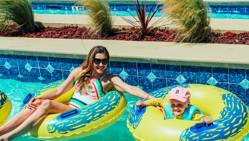 Piscinas en Westgate Resorts Myrtle Beach Oceanfront Resort | mujer e hija, equitación, en, floaties, en, piscina