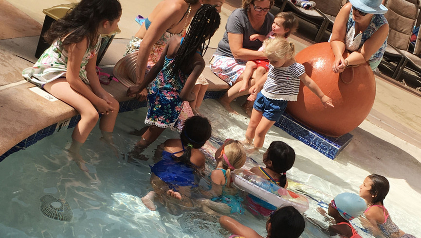 Amenidades en Flamingo Bay Resort | Grupo de personas en la piscina