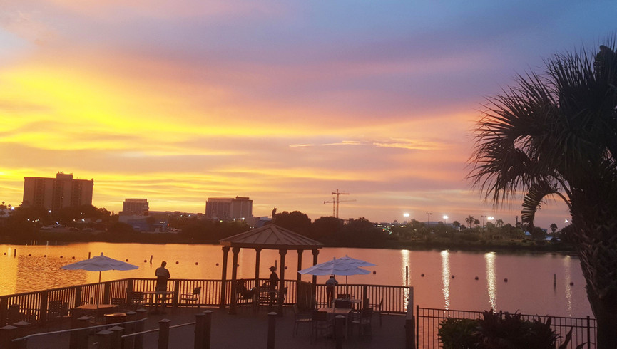 Toma del atardecer frente al mar del palacio