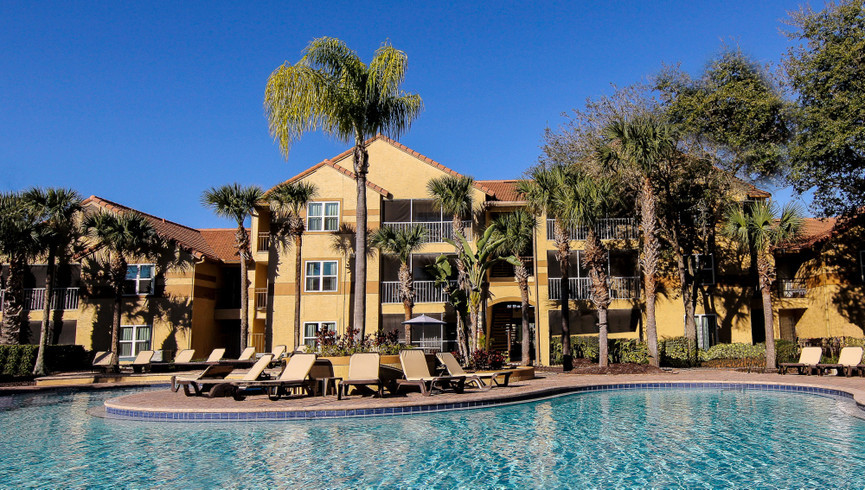 Foto frontal de la piscina del árbol azul