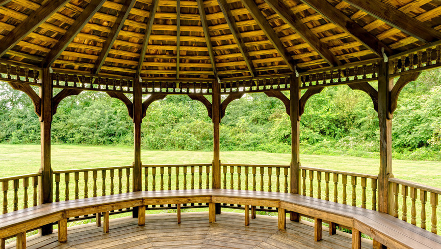 Servicios en Westgate Resorts Williamsburg | Gazebo al aire libre rodeado de vegetación