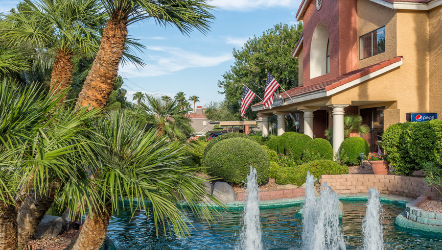 Directorio telefónico en Flamingo Bay | Fuente de agua junto al lobby del resort