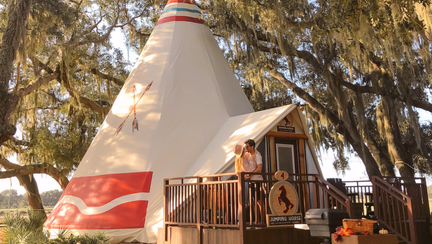 Concierto de la serie de cantautores de Nashville + Paquete de vacaciones para el Campeonato Westgate Pro Rodeo 2022 | Centro turístico y rodeo del rancho del río | pareja que se abraza, exterior, de, tipi