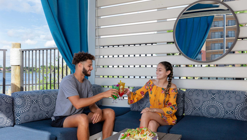 Excursiones en Westgate Orlando | Pareja comiendo en el área al aire libre del Resort