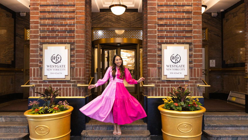 Mujer de pie en la entrada del Westgate New York Resort