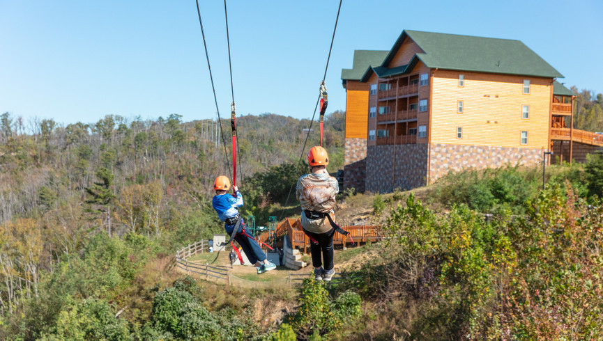 Dos personas haciendo tirolesa junto al Westgate Smoky Mountain Resort