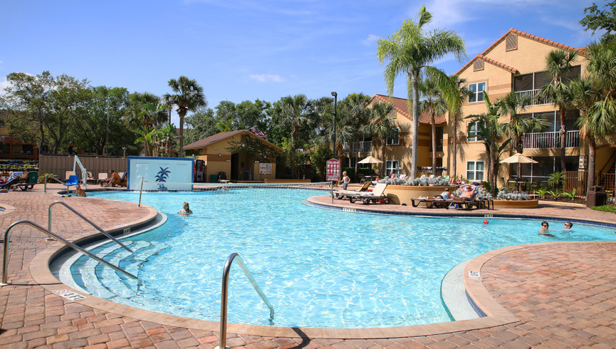 Piscina Westgate Blue Tree con edificio resort en la parte trasera