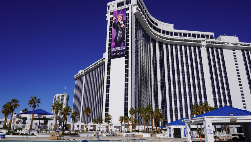 Exterior del edificio de Las Vegas con el cartel de Barry Manilow | Edificio turístico junto a la piscina