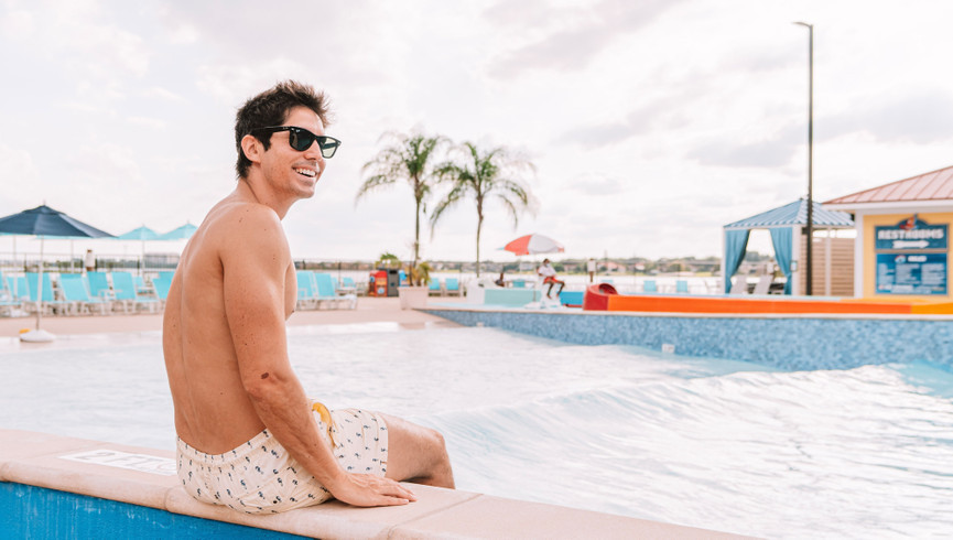 Westgate Waves Spring Break Orlando Hotel - Hombre sentado junto a la piscina de olas