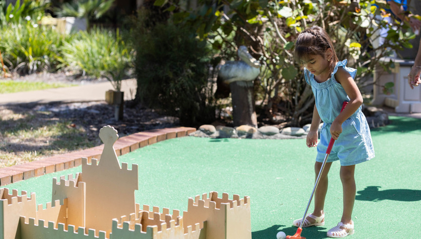 Things to do with kids in Gatlinburg - Girl playing minigolf - Westgate Smoky Mountain Resort & Water Park