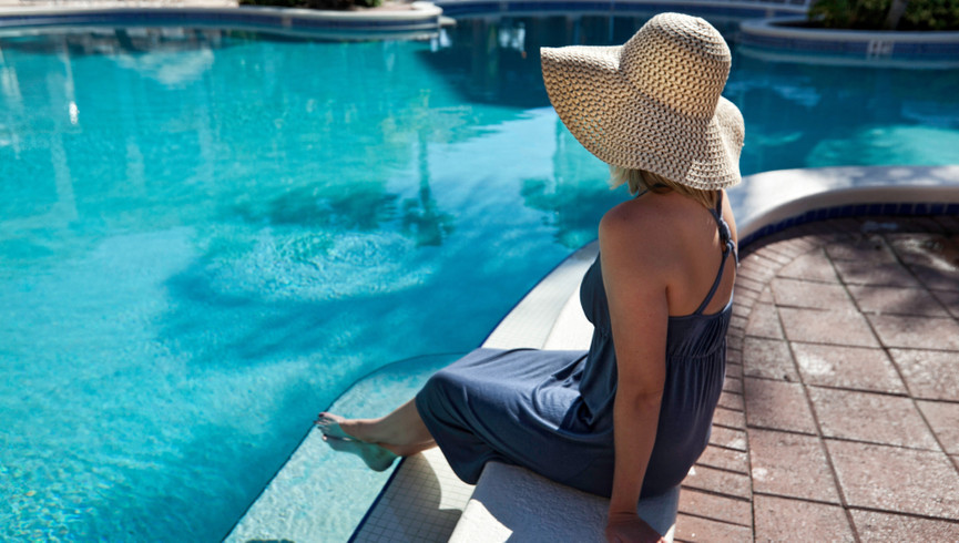 Westgate Painted Mountain Resort - Woman hat pool