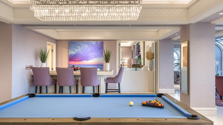 Living Area with billiards table and bar in the Bahamas Suite - Westgate Las Vegas Resort & Casino