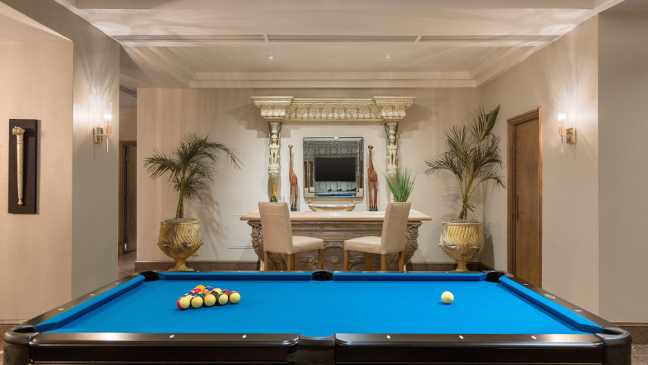 Billiards table and bar in the Gold Coast Suite - Westgate Las Vegas Resort & Casino