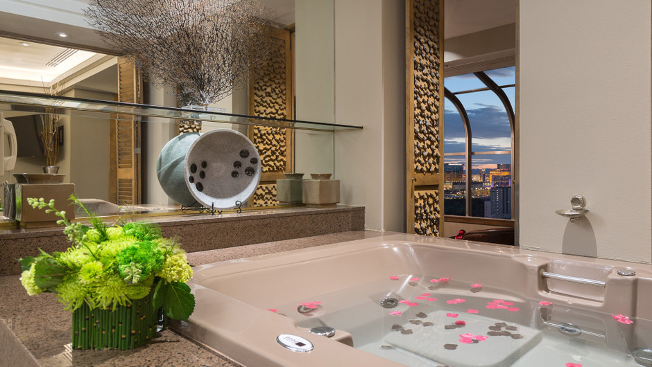 Hot tub in the Gold Coast Suite - Westgate Las Vegas Resort & Casino