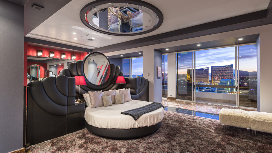 Bedroom with city views - Westgate Las Vegas