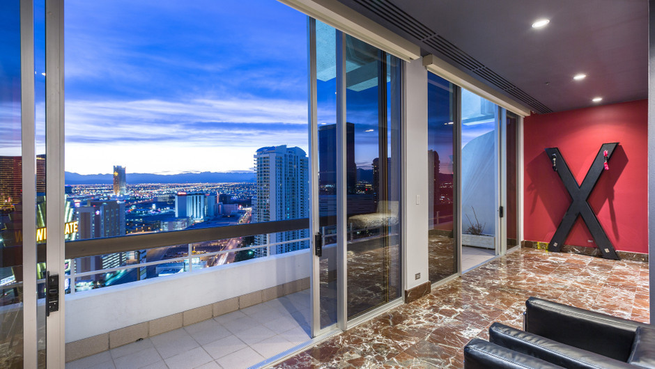 Balcony with city views - Westgate Las Vegas
