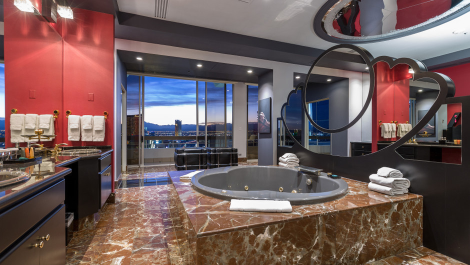 Hot Tub with city views - Westgate Las Vegas